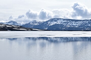 Lago en las montañas de Islandia durante el verano