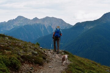 Mann und sein Lagotto Romagnolo Hund wandern im Ultental in Südtirol 
