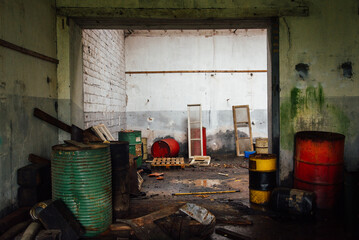 usine abandonnée. Bidons de stockage de produits chimiques dans une ancienne entreprise...