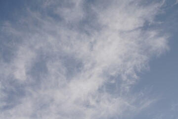 Wolken zum Wetterwechsel am Abend mit Zirren und cumulus Wölkchen