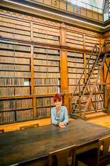 Femme dans la Bibliothèque Municipale ou bibliothèque Patrimoniale Fesch d'Ajaccio en Corse du Sud