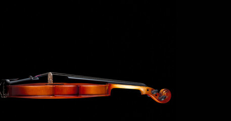 Violino de perfil em fundo preto