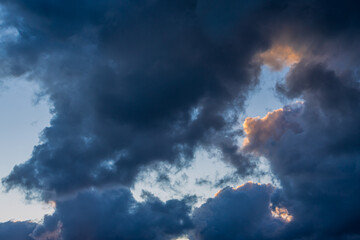 Ciel et nuages au coucher du soleil en Corse