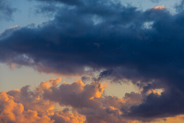 Ciel et nuages au coucher du soleil en Corse