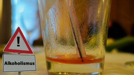 Schild Alkoholismus leeres Glas Cocktail