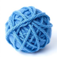 Makroaufnahme eines blauen Wollkn&auml;uels auf wei&szlig;em Hintergrund. Perfekt f&uuml;r Strick- und H&auml;kelprojekte sowie Bastelideen