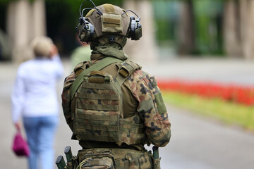 Oddział specjalny wojska, snajper z karabinem.  © FotoDax