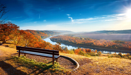 Bank mit Blick über eine wunderschöne Herbstlandschaft 