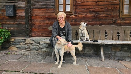 Seniorin mit ihren 2 Hunden 