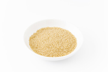 白背景にお皿に入ったヒエ