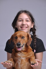 menina com cachorro caramelo doméstico 