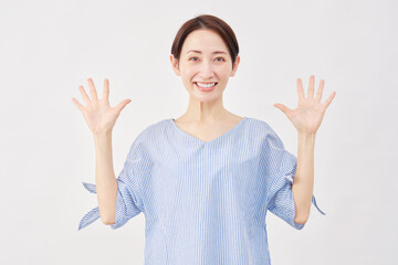女性　ミドルエイジ　笑顔でびっくりする　白背景