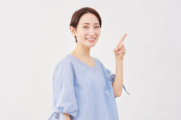 女性　ミドルエイジ　右を指差す　白背景