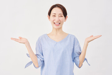 女性　ミドルエイジ　手のひらで左右を指す　白背景