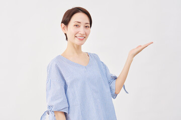 女性　ミドルエイジ　手のひらで右を指す　白背景