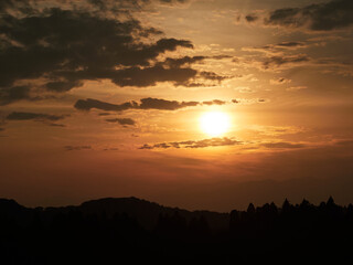 鮮やかな朝日と里山の風景