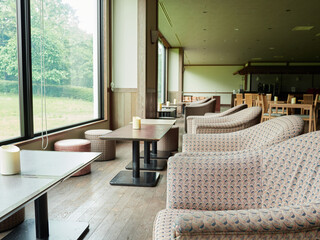 リゾートホテルのロビーの窓ガラスとソファーの様子