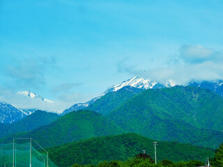 観光名所富山県の大町温泉街の様子と立山連峰の風景