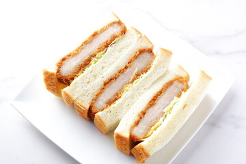 カツサンド - かくてジューシー、カツの旨味がたっぷり詰まったカツサンド
