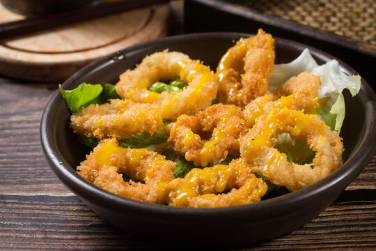 바삭한 오징어튀김 한국 분식 길거리 음식 간식 Crispy Deep Fried Squid Rings Calamari Korean Street Food Snack 酥脆炸魷魚 酥脆炸魷魚圈 韩国小吃 イカの天ぷら いか揚げ Fritura de Calamar Beignets de Calmar