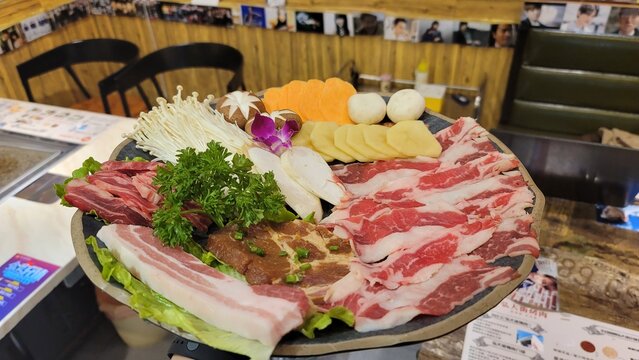 고기모둠한식 고기 모둠 세트 소고기 돼지고기 양념 갈비와 신선한 야채 버섯 Assorted Korean BBQ Meat Platter Beef Pork Marinated Ribs and Vegetables 韩国烤肉拼盘 猪五花 牛肉 蔬菜 组合 韩式料理 韓国焼肉盛り合わせ 豚バラ 牛肉 セット Parrillada Coreana Assortiment de Viand