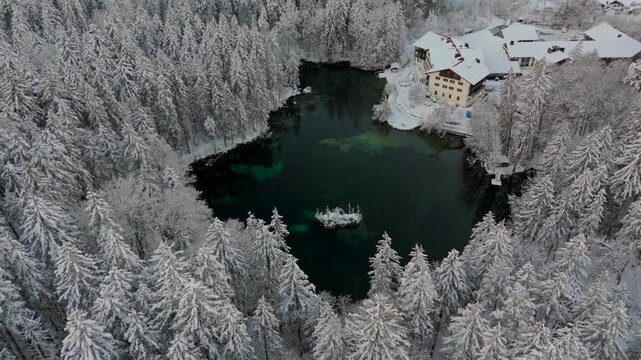 Badersee kleiner Bergsee in Grainau bei Garmisch-Partenkirchen, Deutschland Luftaufnahme im Winter. Mountain lake in Greinau with crystal-clear water of emerald green color, aerial view in winter. 