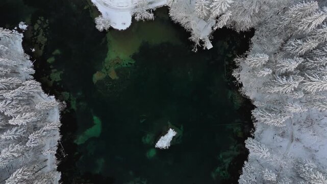 Badersee kleiner Bergsee in Grainau bei Garmisch-Partenkirchen, Deutschland Luftaufnahme im Winter. Mountain lake in Greinau with crystal-clear water of emerald green color, aerial view in winter. 