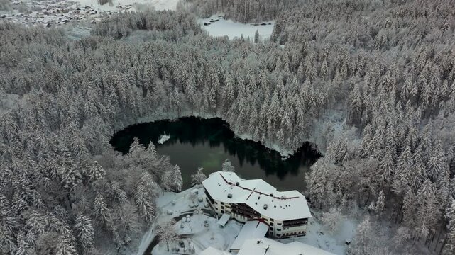 Badersee kleiner Bergsee in Grainau bei Garmisch-Partenkirchen, Deutschland Luftaufnahme im Winter. Mountain lake in Greinau with crystal-clear water of emerald green color, aerial view in winter. 