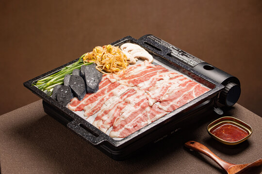 냉삼 한판 급냉 삼겹살 구이와 미나리 고사리 콩나물 모둠 세트 Korean BBQ Frozen Pork Belly Platter with Vegetables 韩国烤冷동삼겹살 猪五花肉 套餐 冷凍豚バラ肉 焼き肉セット Barbacoa Coreana Cerdo Grillade de Porc Cor&eacute;en