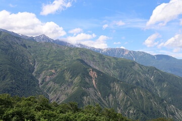 Naklejka premium 白馬 小遠見山の風景。左より白馬鑓ケ岳・小蓮華山・白馬乗鞍岳