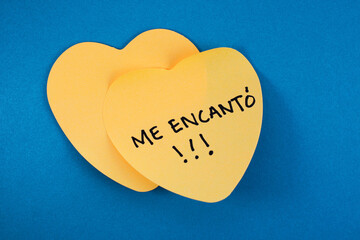 LOVED IT, heart-shape sticky notes (Spanish text)