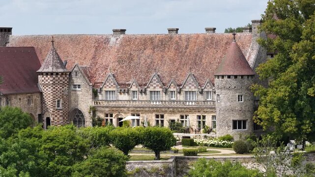 Le magnifique ch&acirc;teau du village d'Hattonch&acirc;tel dans la Meuse, en Lorraine