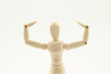 力強く立つデッサン人形、白背景で際立つ