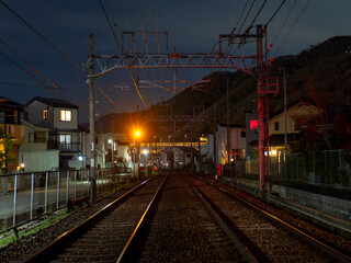 Fototapeta premium 住宅街を通る鉄道の夜景