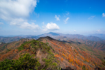 한국 충청북도 보은군에 있는 속리산 정상에서의 풍경.