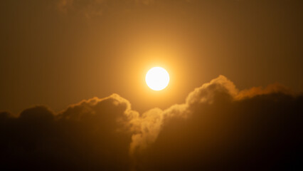 夏の奄美大島の夜明けの風景。
