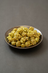 黒い背景に抹茶ポップコーン