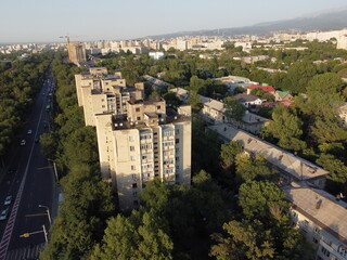 Obraz premium Almaty, Kazakhstan's largest metropolis, is set in the foothills of the Trans-Ili Alatau mountains.
