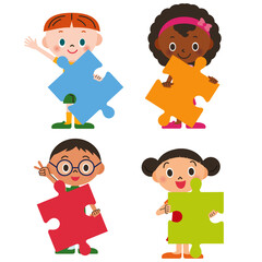 色々な形の大きなパズルを持っている子供達