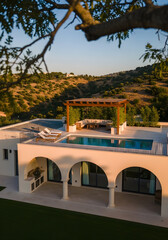 Obraz premium Luxury Villa with Rooftop Pool and Hillside View