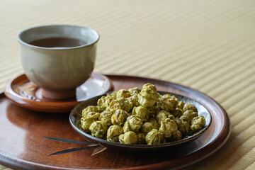 和室畳の上で楽しむ抹茶ポップコーンと日本茶
