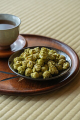 和室畳の上で楽しむ抹茶ポップコーンと日本茶