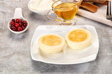 Roasted cheesecakes - Syrniki with honey
