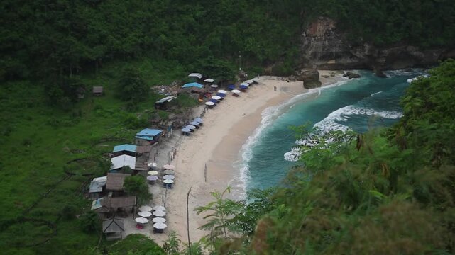 beautiful and hidden beaches in Nusa Penida