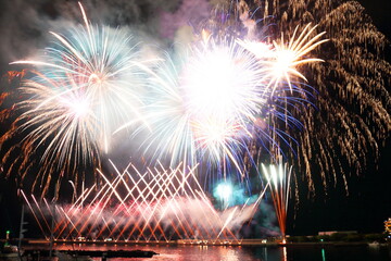 海辺の夜空を彩る熱海花火大会
