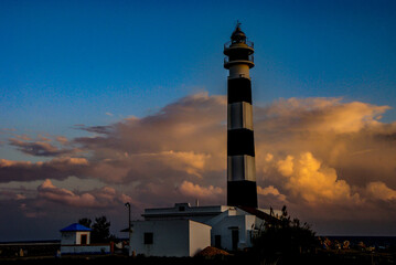 Fototapeta premium atardecer en el Faro de Artrutx costa sur de Ciutadella de Menorca 