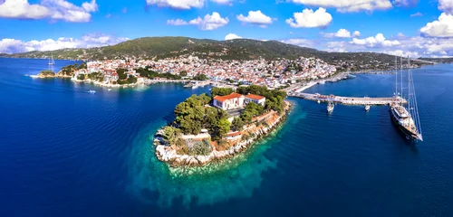 Gardinen Greece travel destination scenic places - Skiathos island, Sporades. Popular tourist attraction - tradiotional old town , aerial drone panoramic view of Bourtzi peninsula and harbour © Freesurf