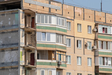 Obraz premium Damaged residential building after missile strike, destroyed part of building, reinforced structure, consequences, terror, in Krivoy Rog