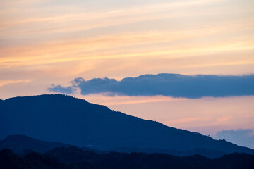 夕暮れの山並みと雲の風景