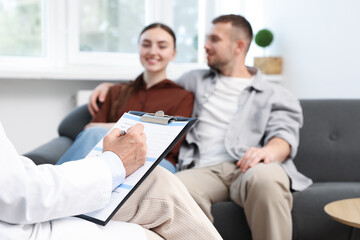 Obraz premium In vitro fertilization (IVF). Couple having consultation with doctor in reproductive clinic, selective focus